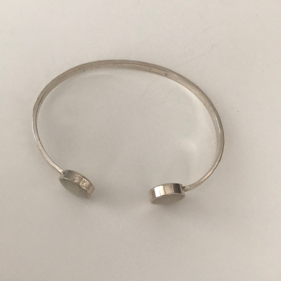 Hammered silver cuff bracelet with stone detail. - Picture 2 of 4